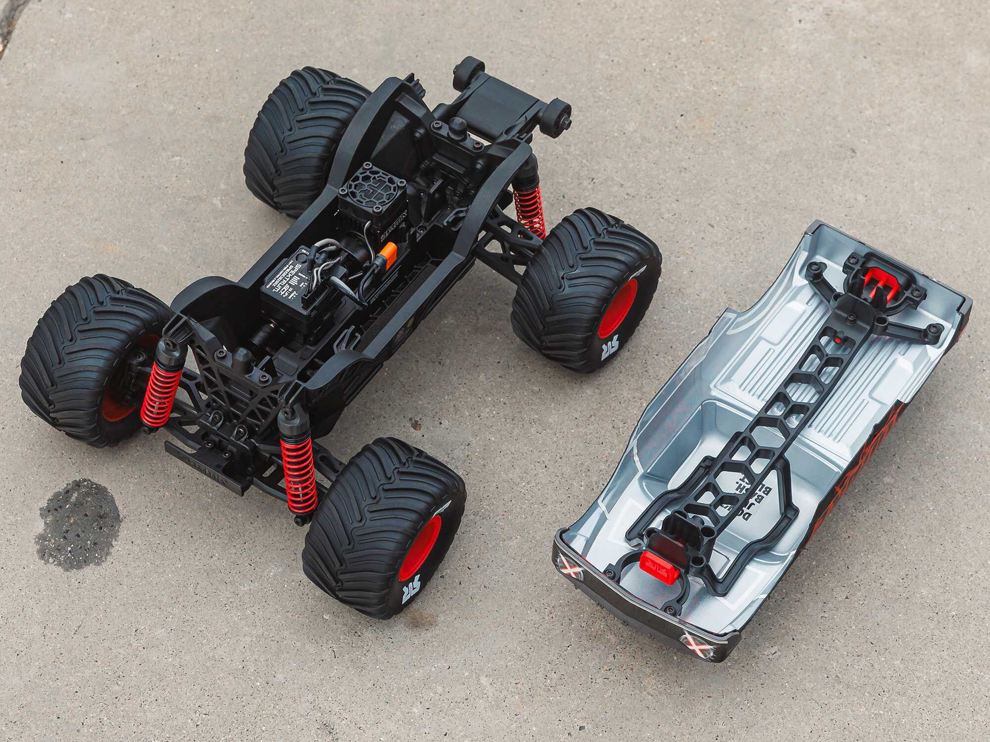 Arrma 1/16 QUAKE GROM 4X4 RTR Monster Truck Red (C-ARA2137T1)